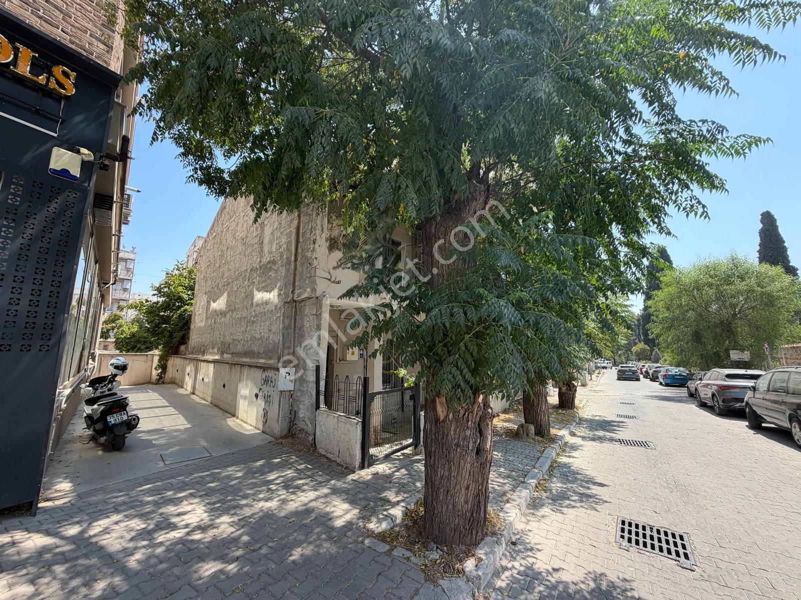 Bornova Erzene Mahallesi'nde Şehrin Merkezinde Satılık Arsa — fotoğraf 2