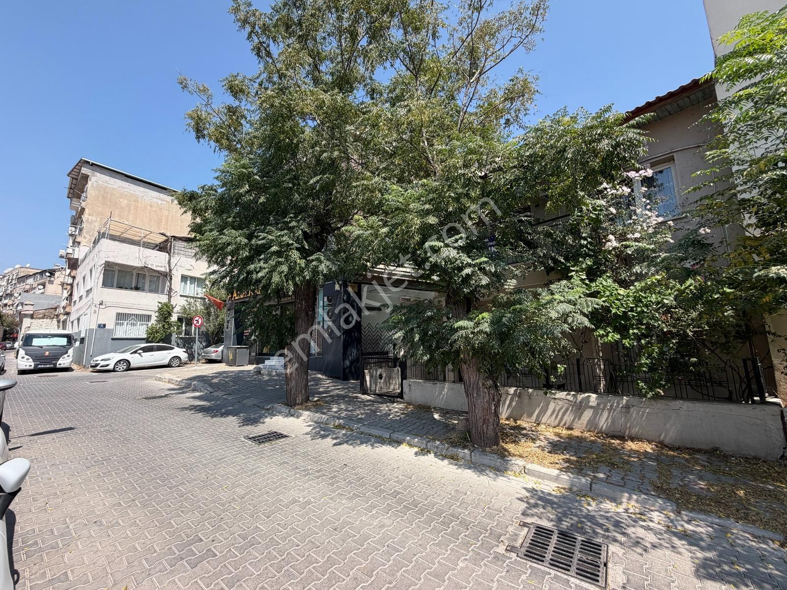 Bornova Erzene Mahallesi'nde Şehrin Merkezinde Satılık Arsa — fotoğraf 4