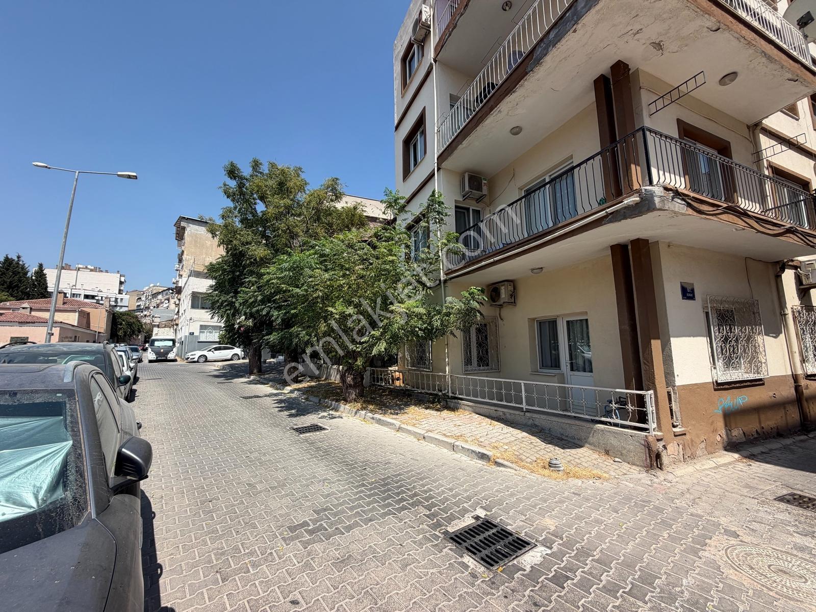 Bornova Erzene Mahallesi'nde Şehrin Merkezinde Satılık Arsa — fotoğraf 5