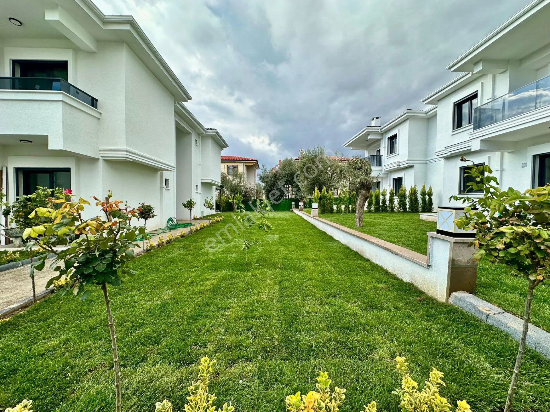 ꧁ay Emlaktan꧂küçükkuyu Mıhlı'da Butik Sitede Denize 300 M Deniz Gören Balkonlu Satılık 2+1 Daire — fotoğraf 2