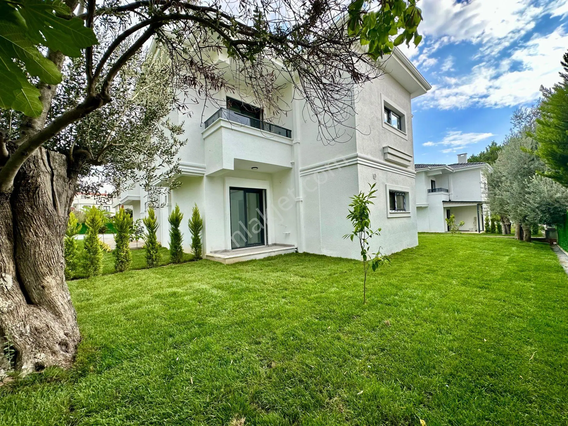 ꧁ay Emlaktan꧂küçükkuyu Mıhlı'da Butik Sitede Denize 300 M Deniz Gören Balkonlu Satılık 2+1 Daire — fotoğraf 4