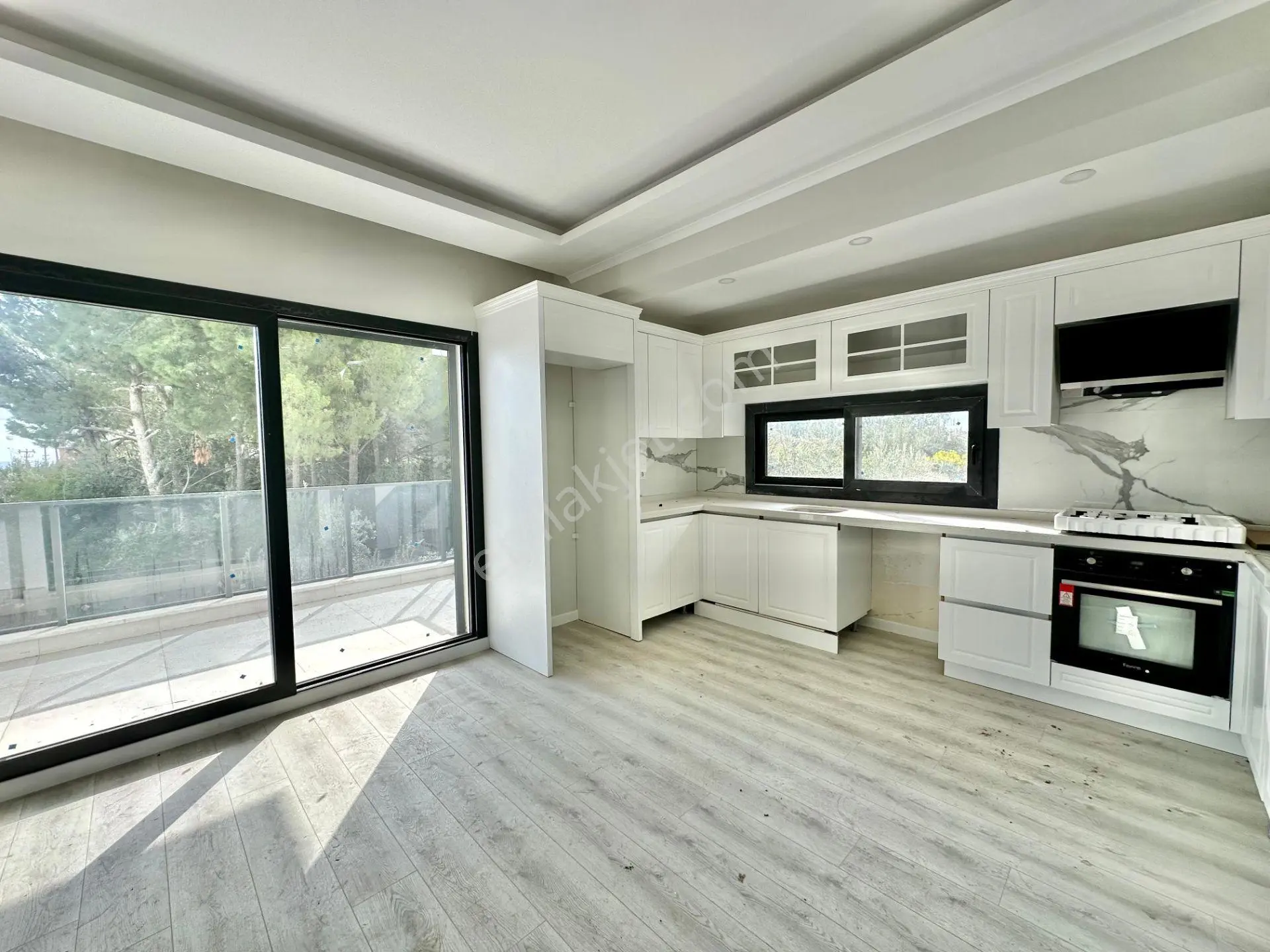 ꧁ay Emlaktan꧂küçükkuyu Mıhlı'da Butik Sitede Denize 300 M Deniz Gören Balkonlu Satılık 2+1 Daire — fotoğraf 9