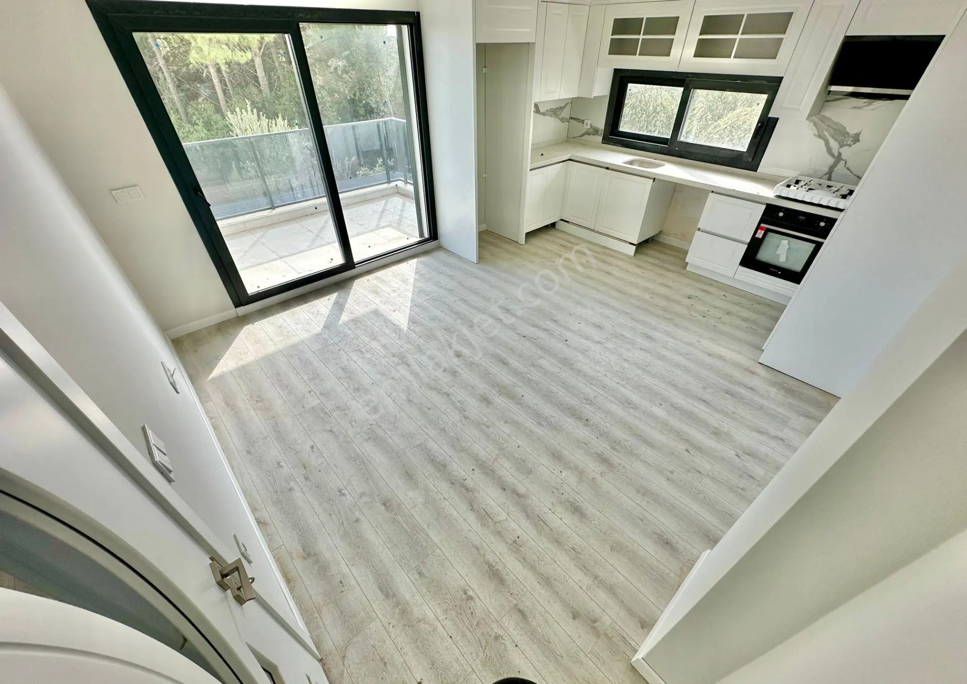 ꧁ay Emlaktan꧂küçükkuyu Mıhlı'da Butik Sitede Denize 300 M Deniz Gören Balkonlu Satılık 2+1 Daire — fotoğraf 10