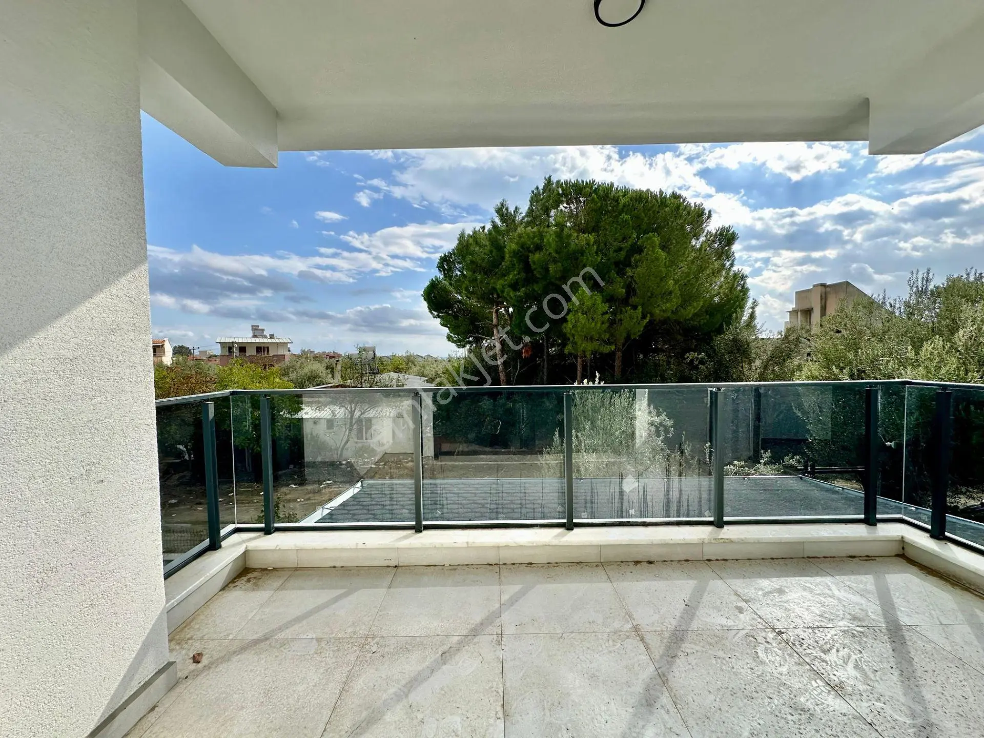 ꧁ay Emlaktan꧂küçükkuyu Mıhlı'da Butik Sitede Denize 300 M Deniz Gören Balkonlu Satılık 2+1 Daire — fotoğraf 14