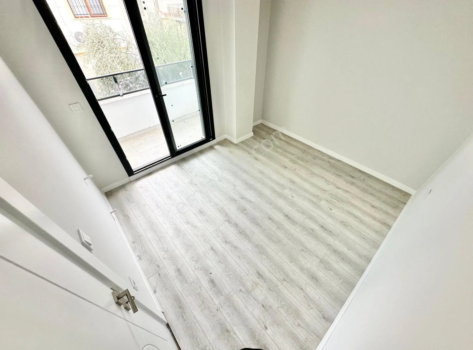 ꧁ay Emlaktan꧂küçükkuyu Mıhlı'da Butik Sitede Denize 300 M Deniz Gören Balkonlu Satılık 2+1 Daire — fotoğraf 17