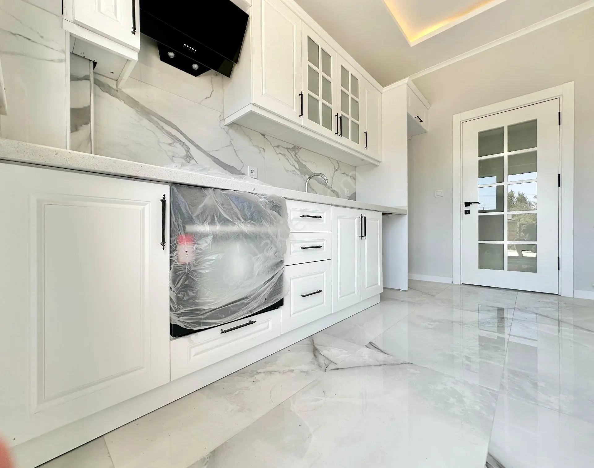 ꧁ Ay Emlaktan꧂küçükkuyu'da Lüks Sitede Denize 250 Mt Bahçe Kullanımlı Satılık 2+1 Daire — fotoğraf 6