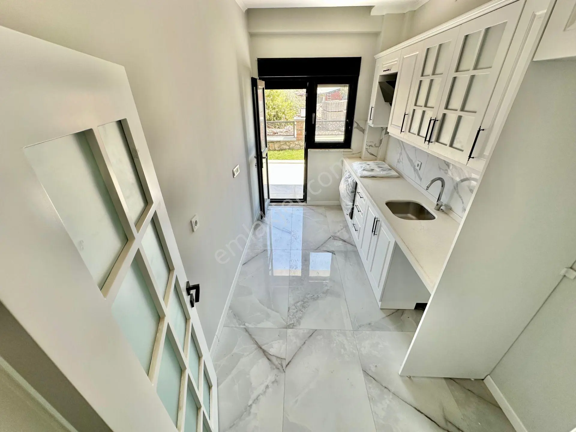 ꧁ Ay Emlaktan꧂küçükkuyu'da Lüks Sitede Denize 250 Mt Bahçe Kullanımlı Satılık 2+1 Daire — fotoğraf 7