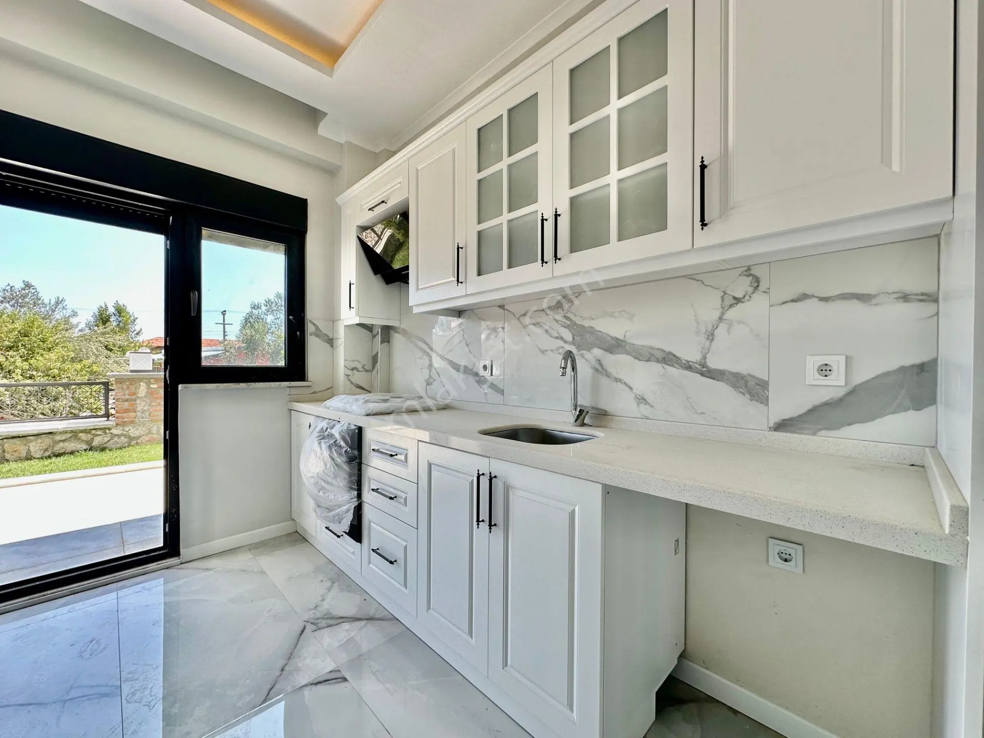 ꧁ Ay Emlaktan꧂küçükkuyu'da Lüks Sitede Denize 250 Mt Bahçe Kullanımlı Satılık 2+1 Daire — fotoğraf 8