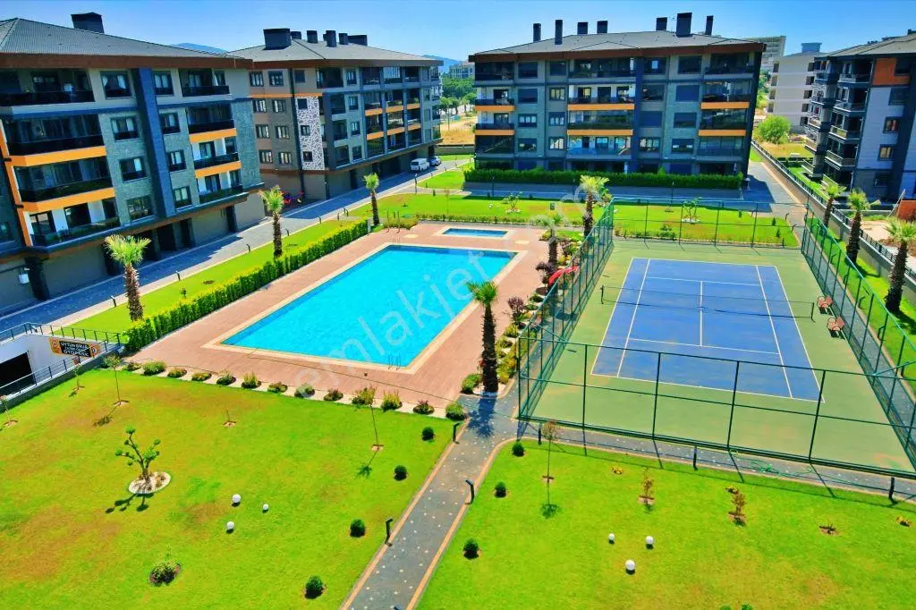 Uytundan Örende Havuzlu Ultralüks Sitede Arakat Satılık 2+1 — fotoğraf 2