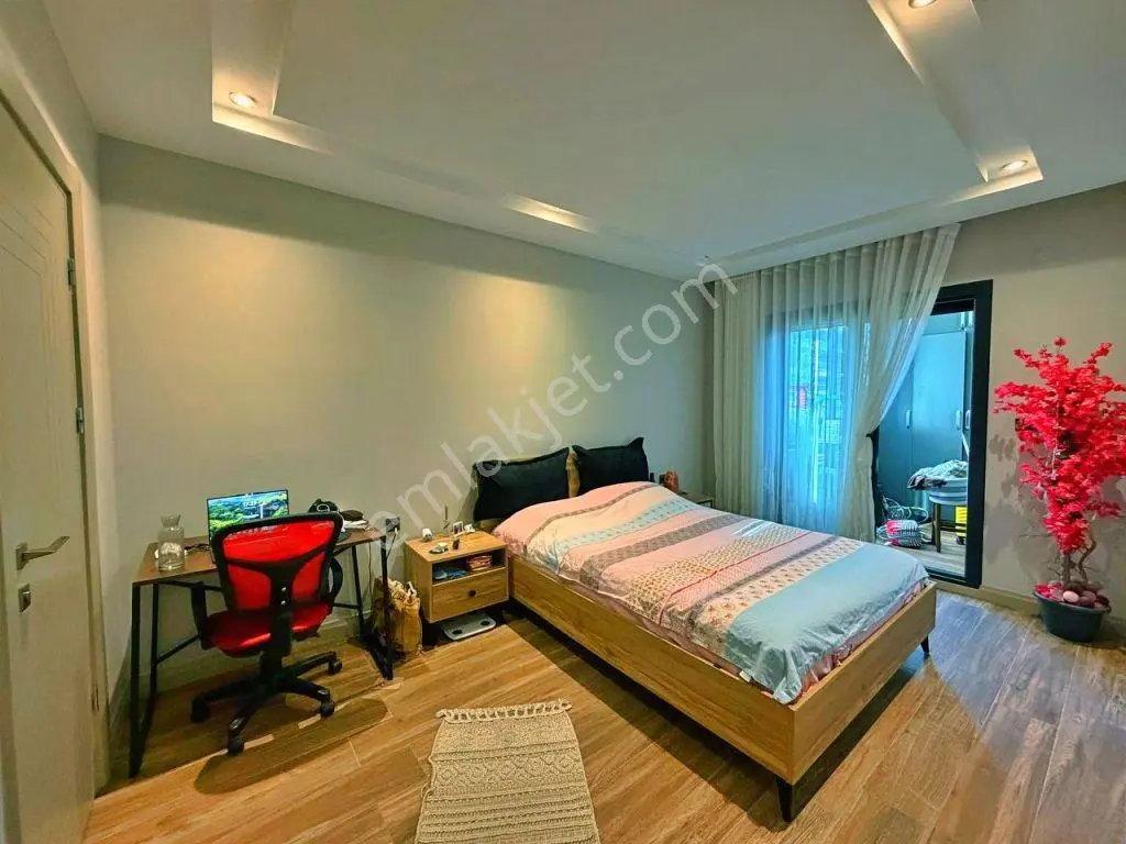 Uytundan Örende Havuzlu Ultralüks Sitede Arakat Satılık 2+1 — fotoğraf 20