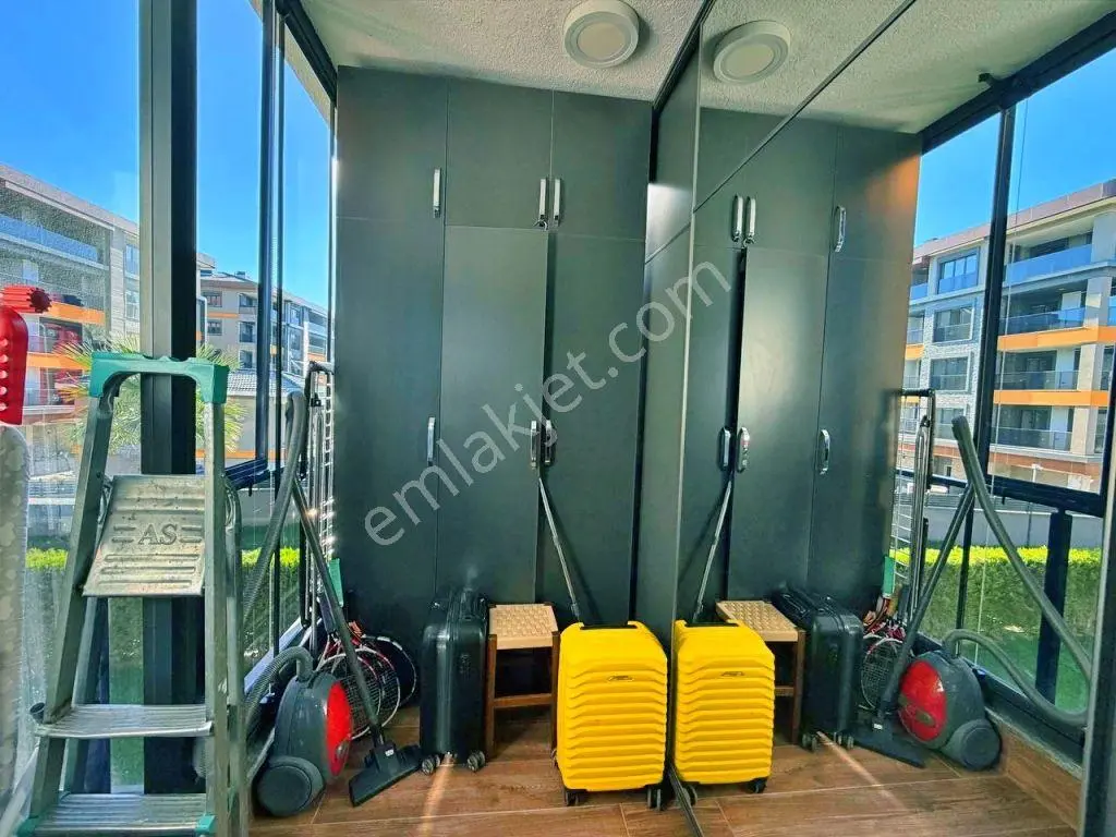 Uytundan Örende Havuzlu Ultralüks Sitede Arakat Satılık 2+1 — fotoğraf 23