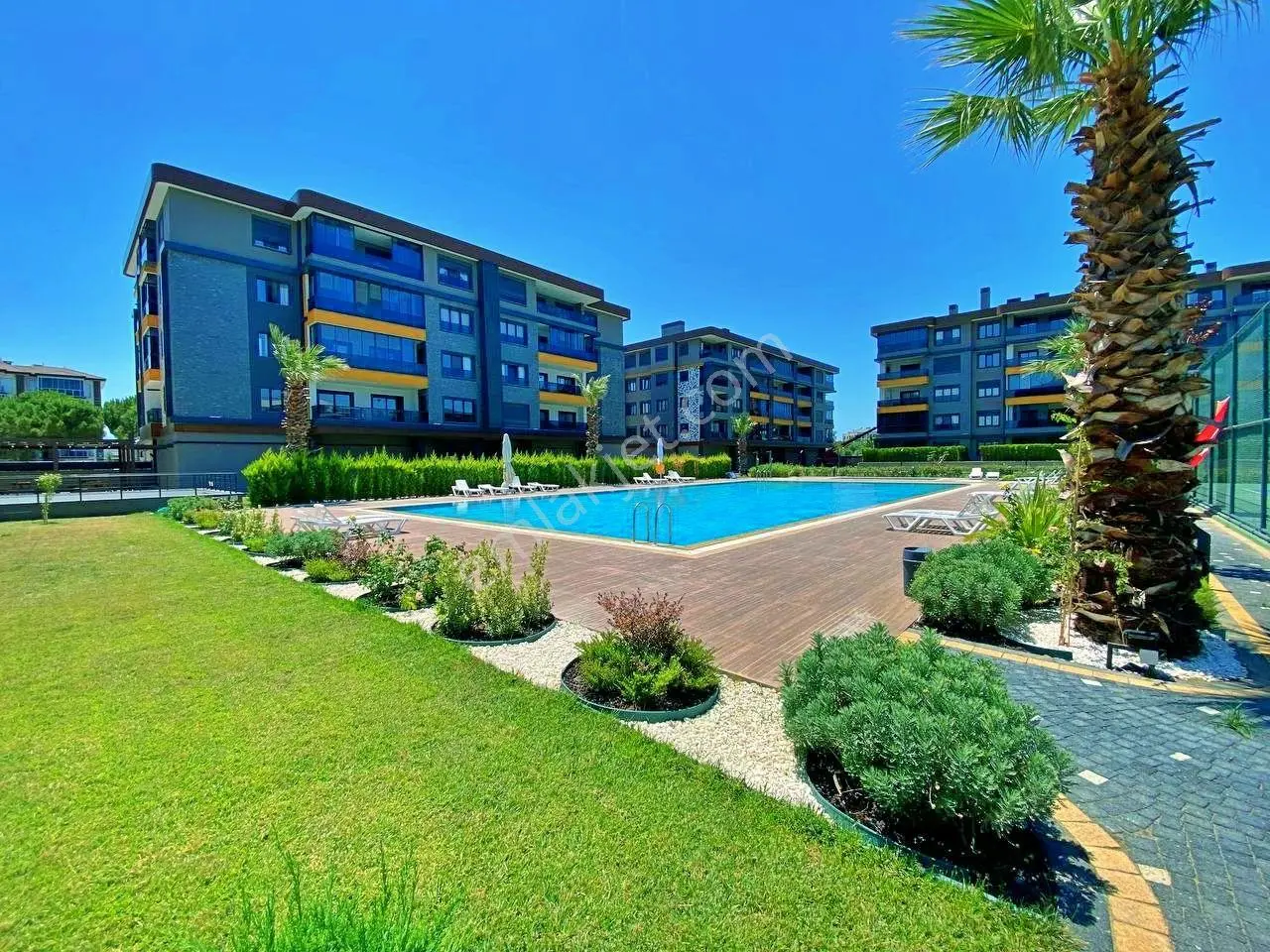 Uytundan Örende Havuzlu Ultralüks Sitede Arakat Satılık 2+1 — fotoğraf 25