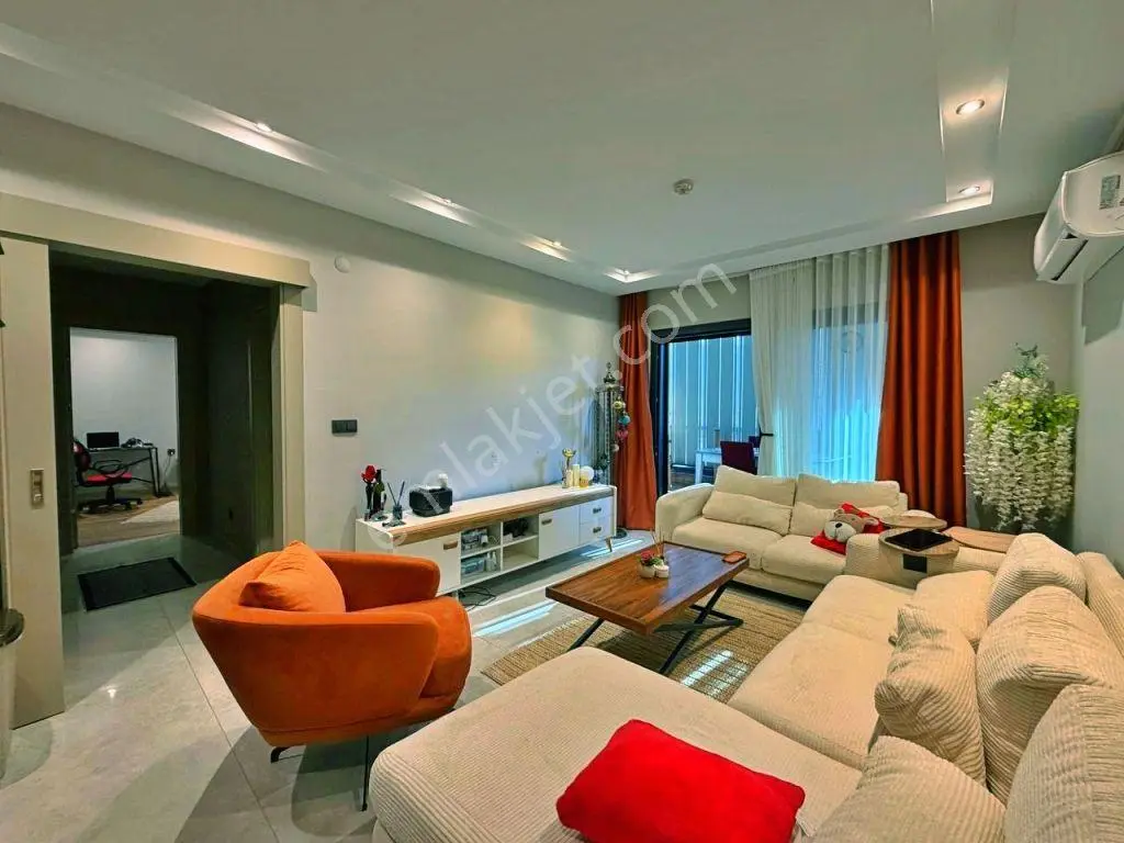 Uytundan Örende Havuzlu Ultralüks Sitede Arakat Satılık 2+1 — fotoğraf 31