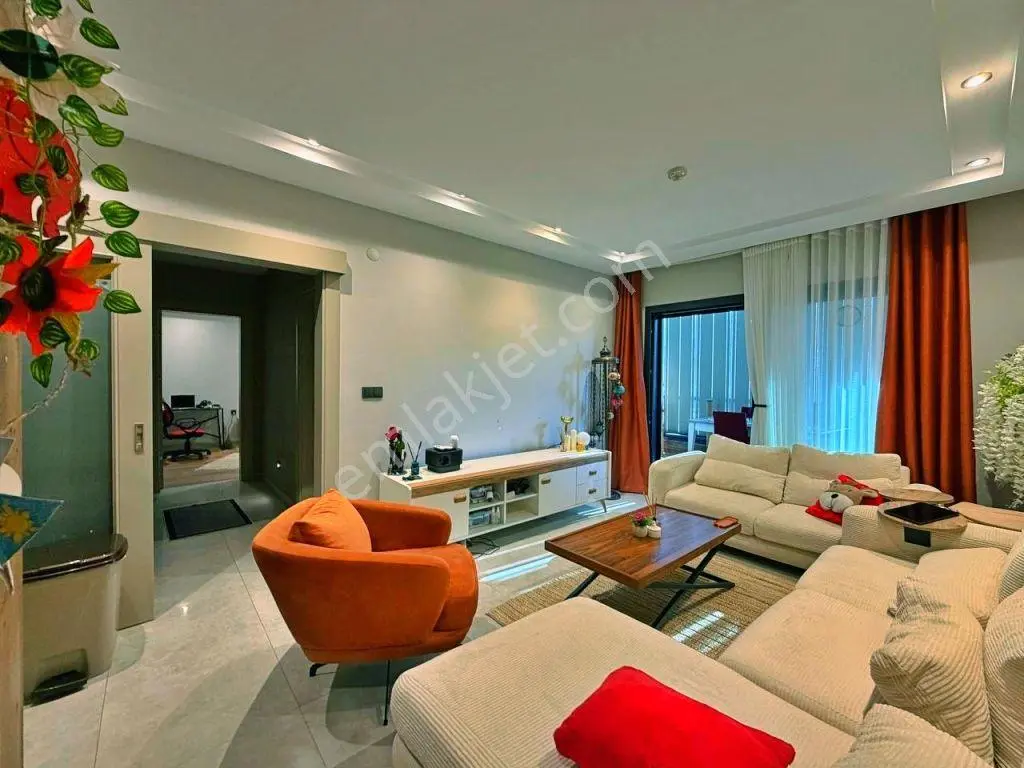 Uytundan Örende Havuzlu Ultralüks Sitede Arakat Satılık 2+1 — fotoğraf 35