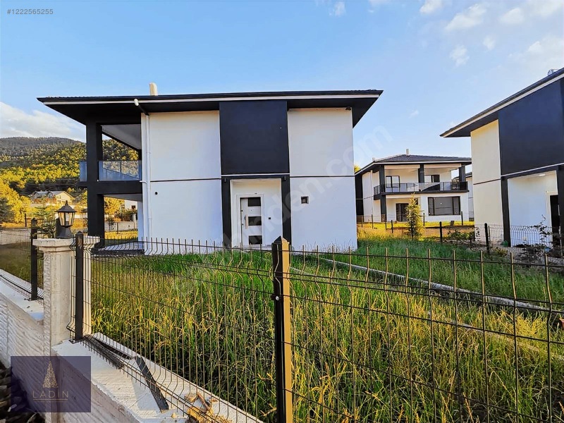 Ladin Gayrimenkulden Sitede Göl Ve Orman Manzaralı Yeni Villa — fotoğraf 2