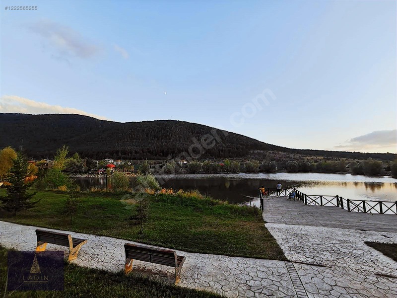 Ladin Gayrimenkulden Sitede Göl Ve Orman Manzaralı Yeni Villa — fotoğraf 3