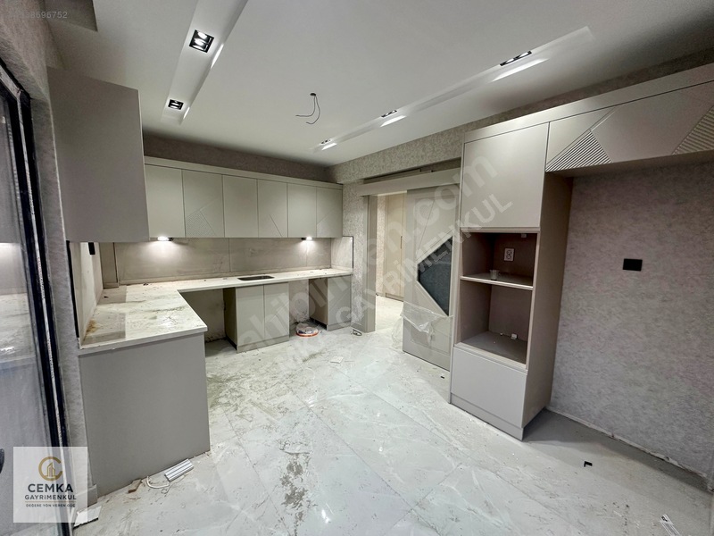 Alpaslanda Yeni Yapı Site İçerisinde Yerden Isıtma Kiralık 2+1