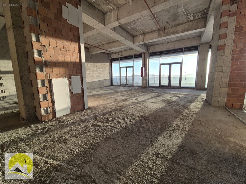 Metro Dibinde Araba Takaslı 55 M2 Satılık İşyeri — fotoğraf 4