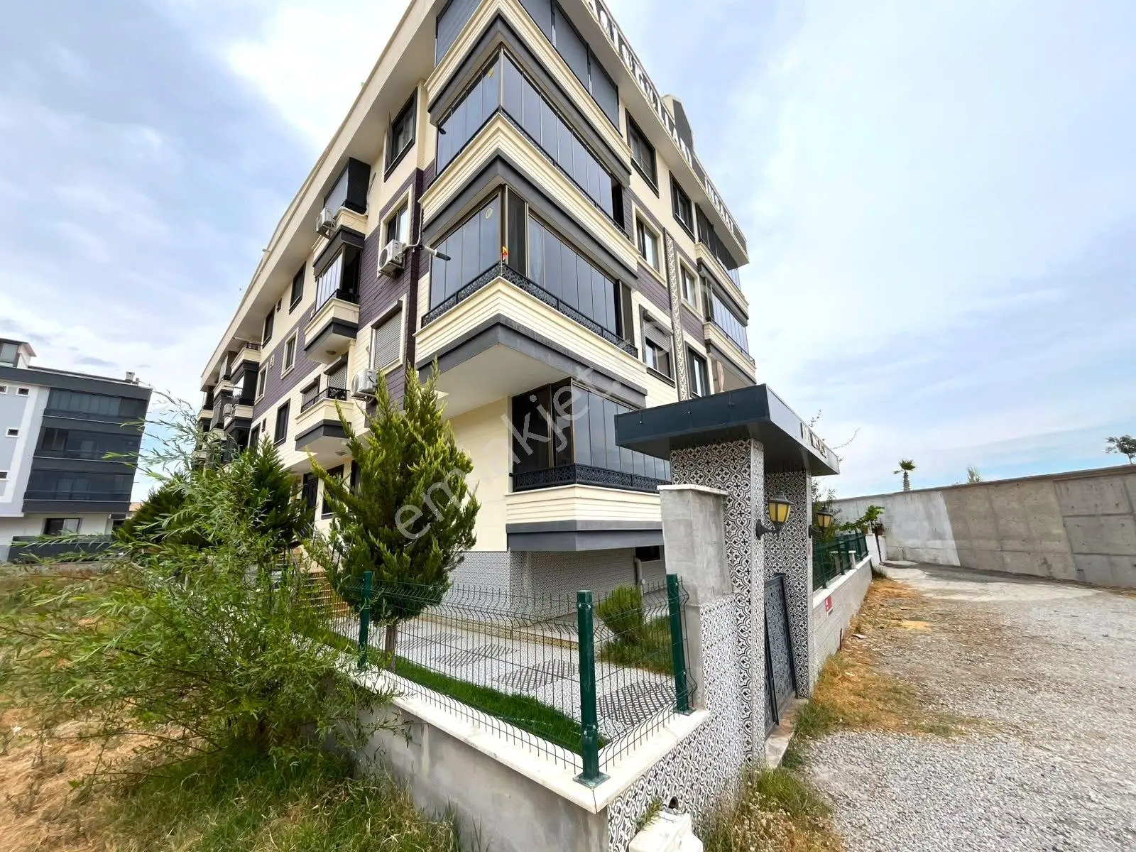 Gümüşden Akçayda Yüksek Kredili Ebeveynli Kapalı Otoparklı Lux 2+1 Daire!