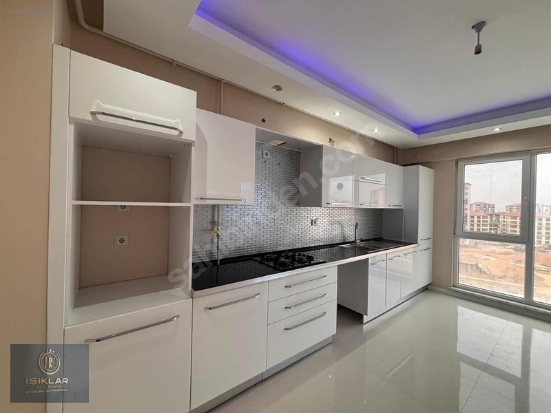 Enes Işık'tan Bostanbaşı Ana Cadde Üzerinde 4+1 Yapılı Daire — fotoğraf 3