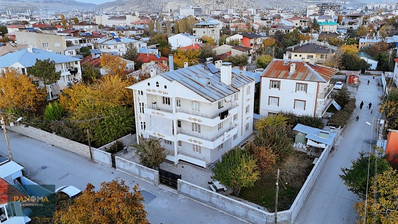 Satılık Bahçeli Müstakil 3 Katlı Ev