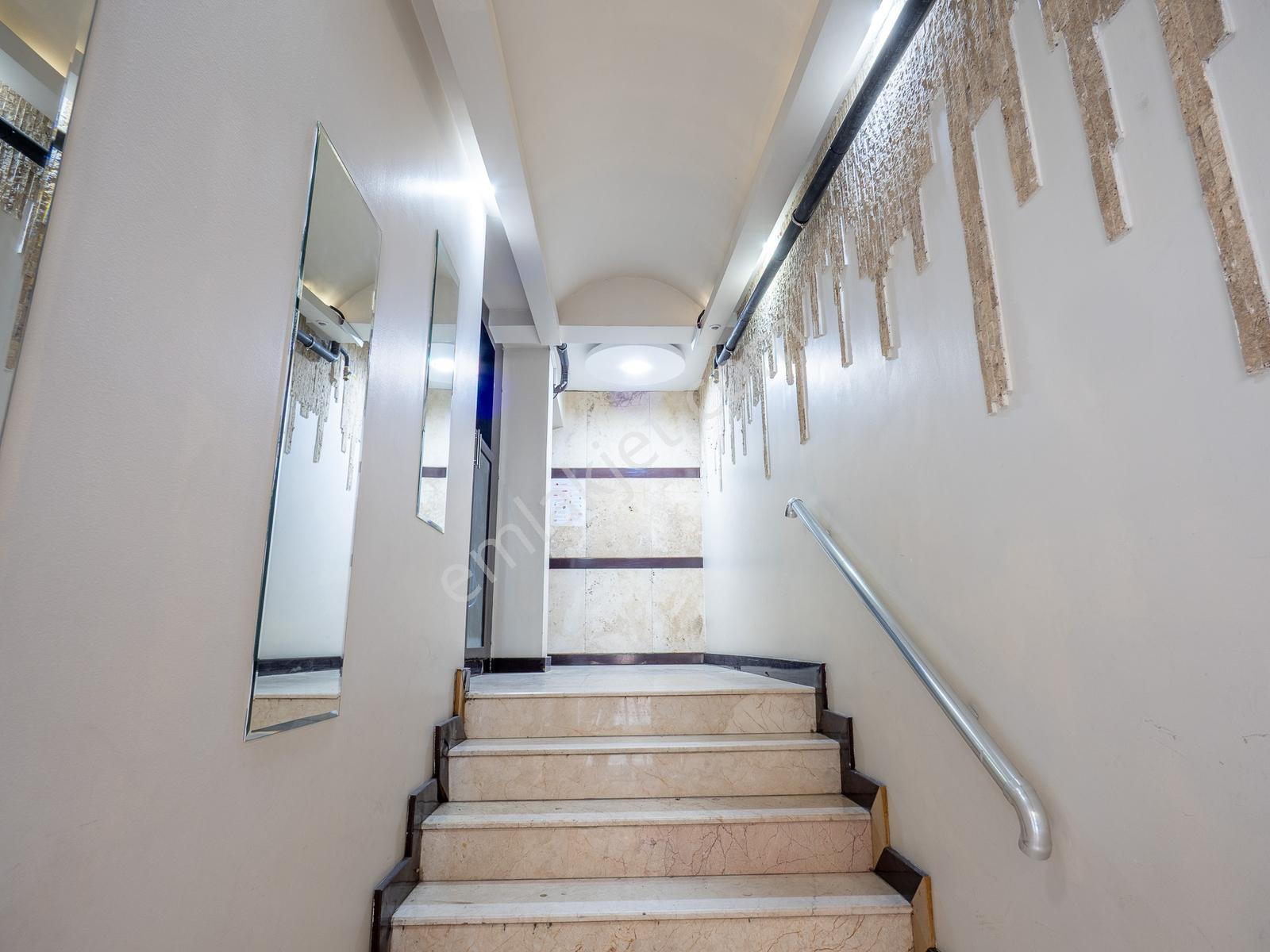 Aydın Kurtuluş Mahallesi'nde Satılık 3+1 Arakat Daire — fotoğraf 5