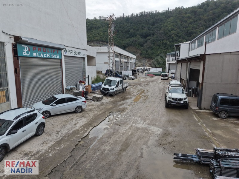 Büyük Sanayi Sitesinde 250 M² Geniş Satılık/kiralık Dükkân — fotoğraf 2