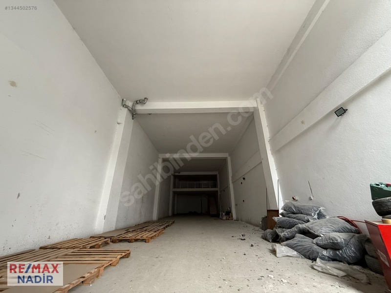 Büyük Sanayi Sitesinde 250 M² Geniş Satılık/kiralık Dükkân — fotoğraf 3
