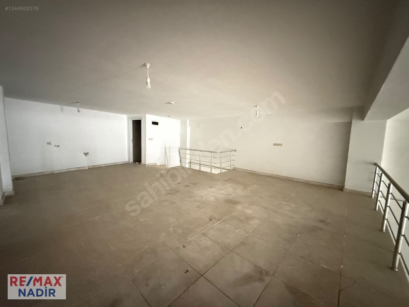 Büyük Sanayi Sitesinde 250 M² Geniş Satılık/kiralık Dükkân — fotoğraf 7