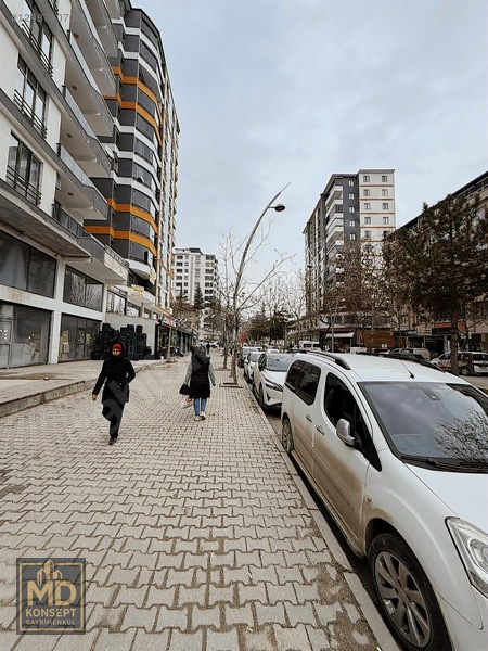Yunus Emre Bulvarında Geniş 3 Katlı Dükkan — fotoğraf 2