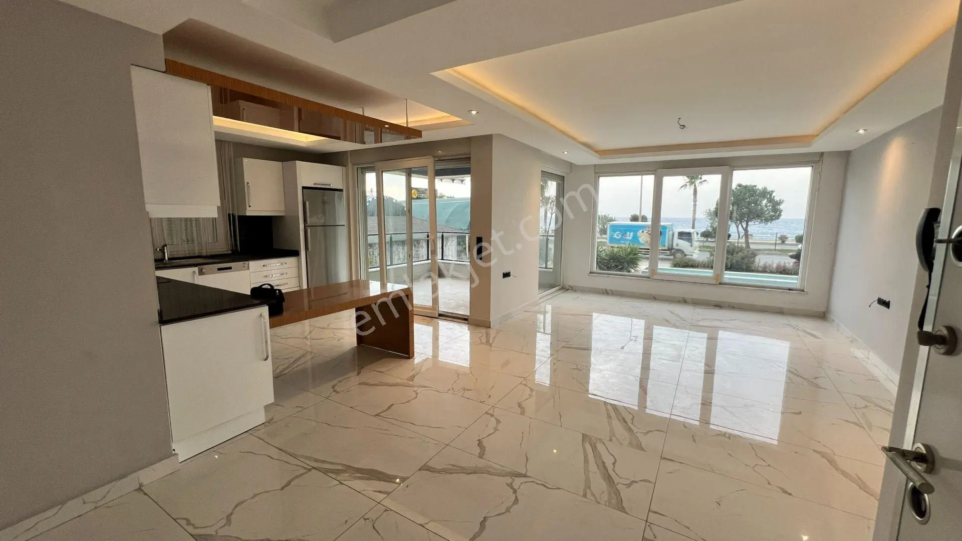 Alanya Kestel’de Denize Sıfır Deniz Manzaralı Beyaz Eşyalı 2+1 Satılık Daire — fotoğraf 2