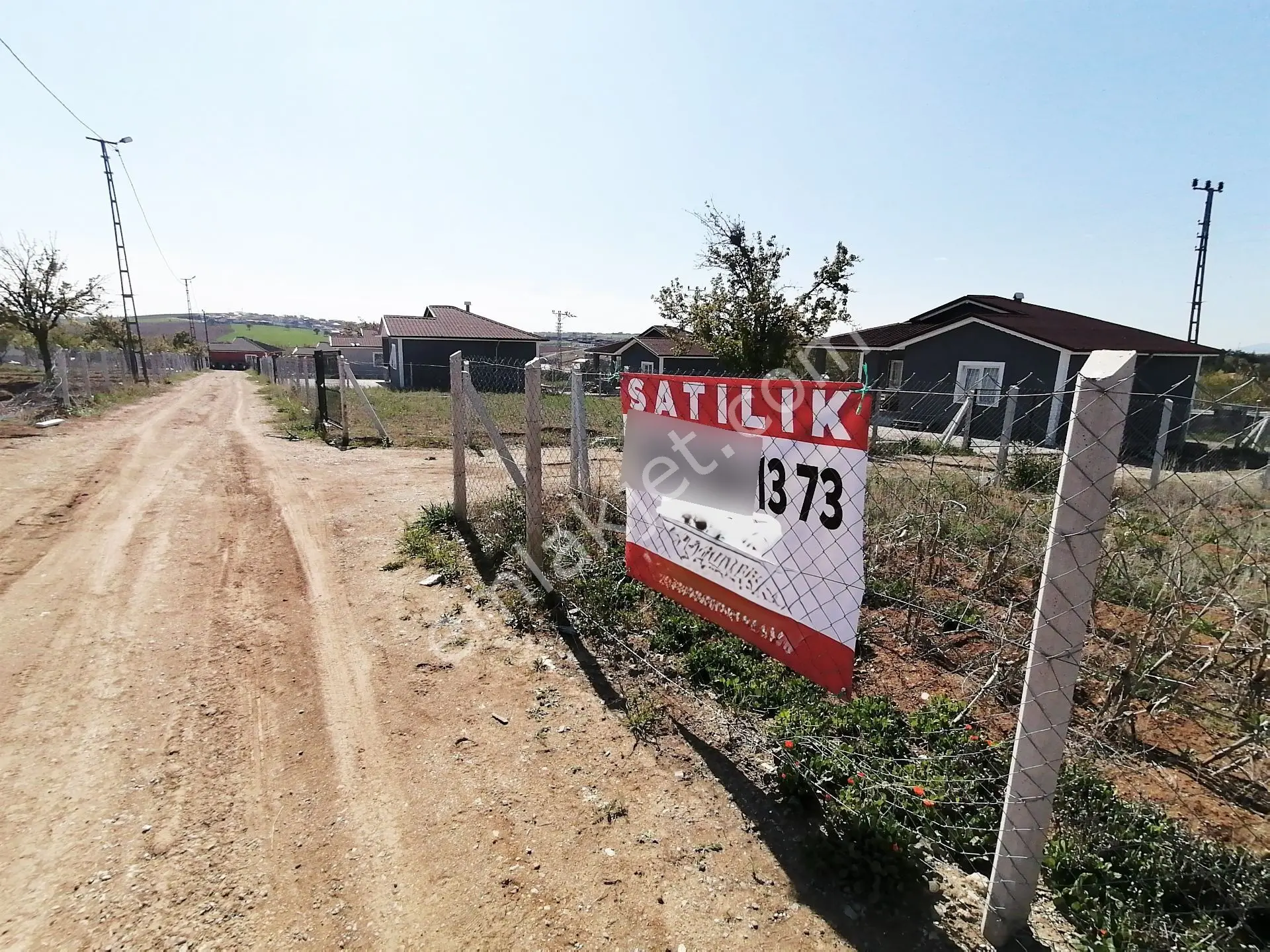 Aydıncık Köyü Ana Yola Yakın 400M2 Elektirik Su Aktif Bahçe