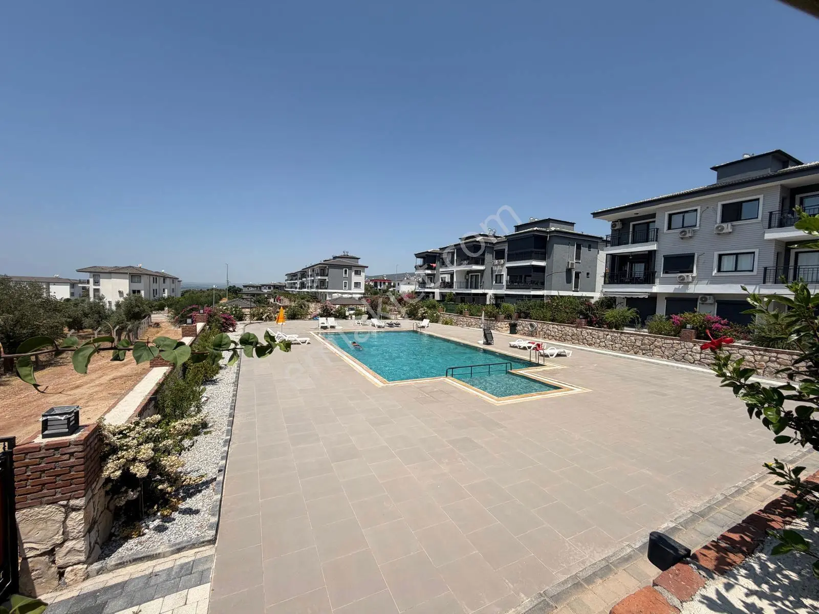 Deniz Ve Ormanın İçinde | Geniş Bahçeli | Havuzlu Site İçi 2+1 — fotoğraf 4