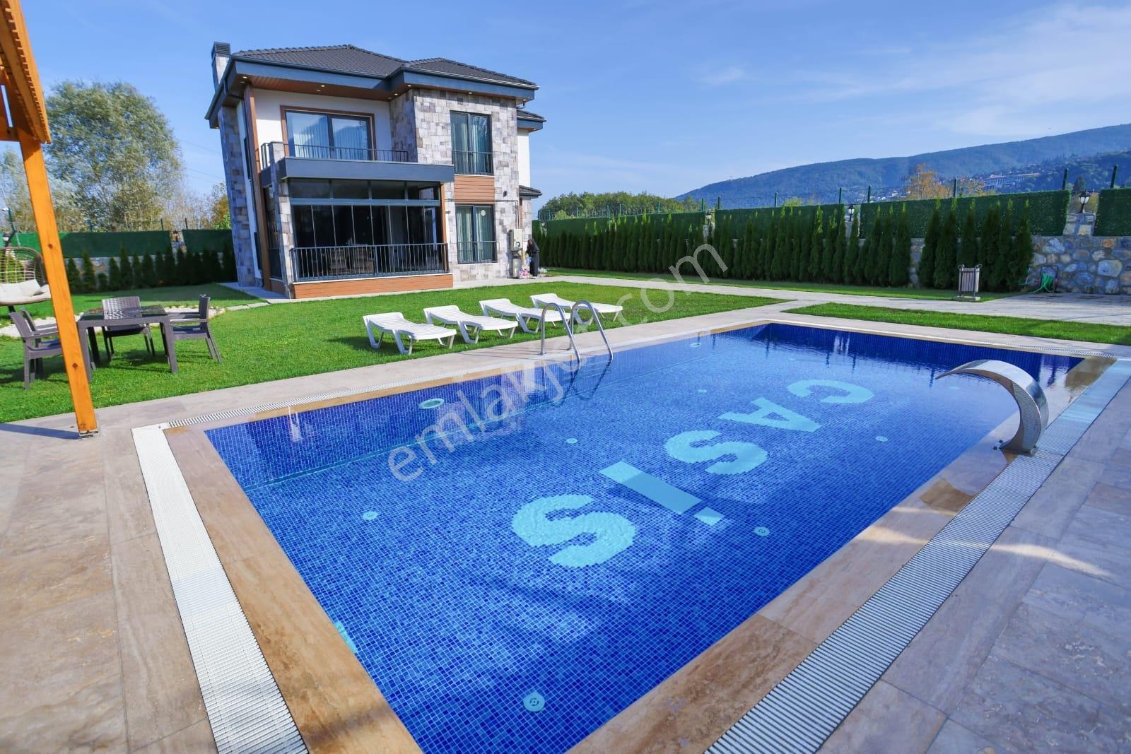 Sapanca'Da 750 M2 İçinde Full Eşyalı Havuzlu 4,5+1 Lüx Villa