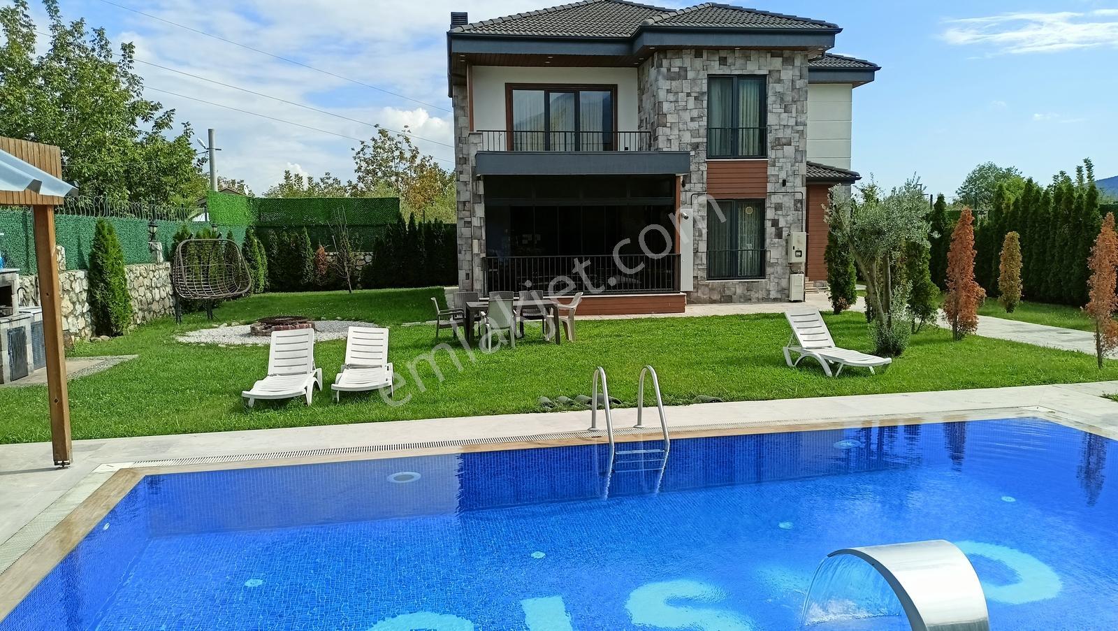 Sapanca'da 750 M2 İçinde Full Eşyalı Havuzlu 4,5+1 Lüx Villa — fotoğraf 2