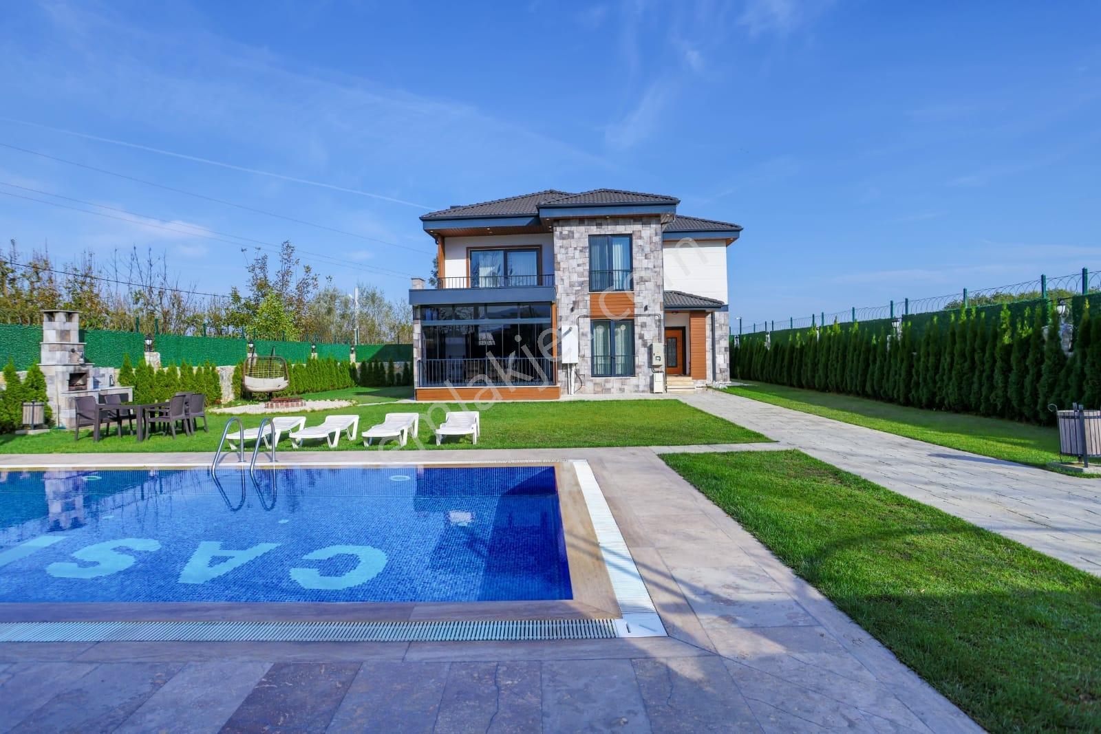 Sapanca'da 750 M2 İçinde Full Eşyalı Havuzlu 4,5+1 Lüx Villa — fotoğraf 3