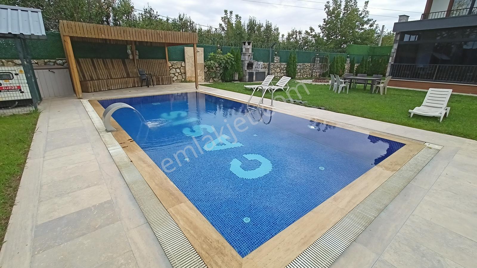 Sapanca'da 750 M2 İçinde Full Eşyalı Havuzlu 4,5+1 Lüx Villa — fotoğraf 4