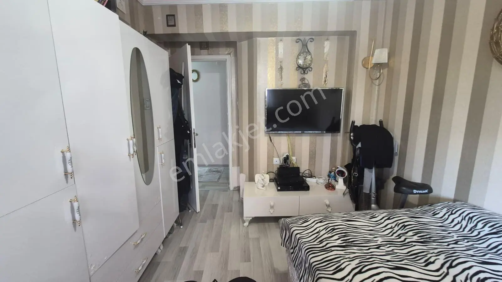 Metroya 10 Dk Yürüme Yüksek Giriş Altta Daire Var .. — fotoğraf 7