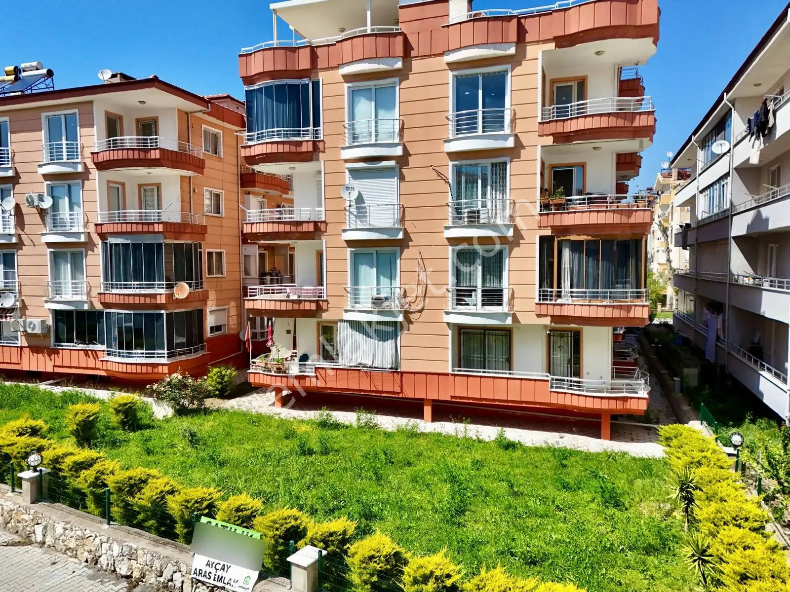 Akçay Aras Emlaktan Altınkum'Da Geniş Balkonlu 2+1 Satılık Daire