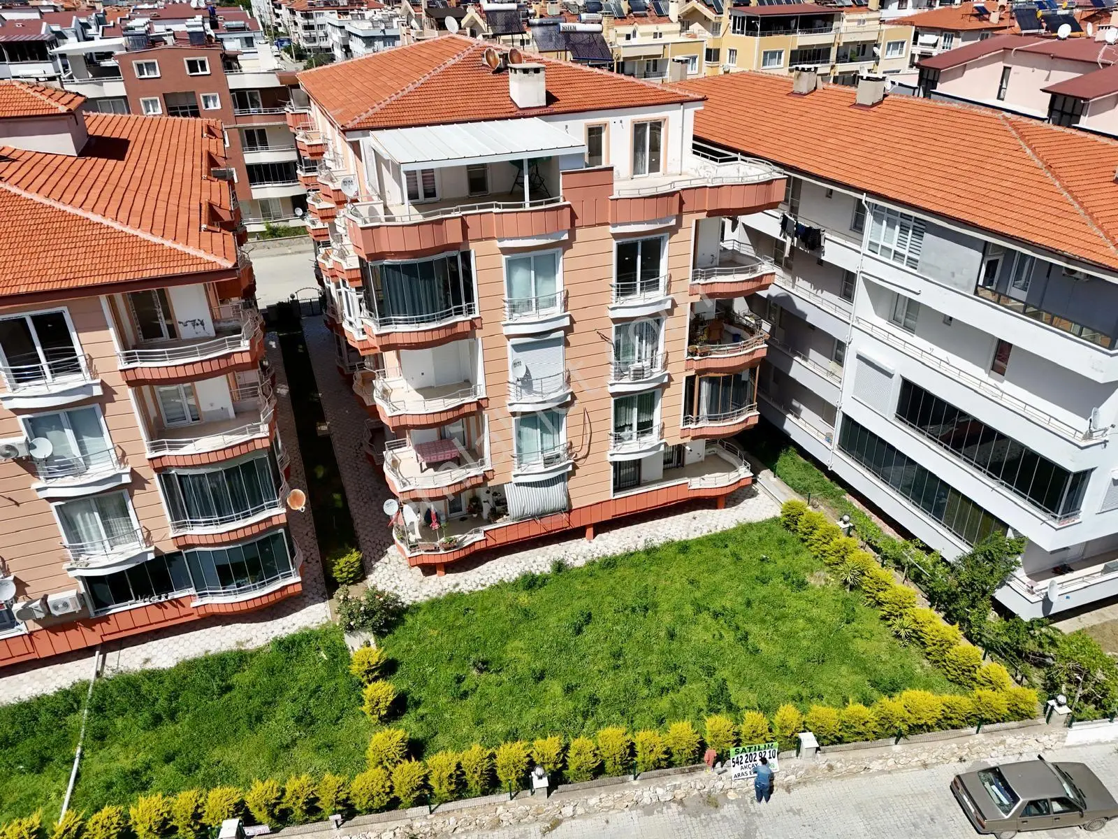 Akçay Aras Emlaktan Altınkum'da Geniş Balkonlu 2+1 Satılık Daire — fotoğraf 2