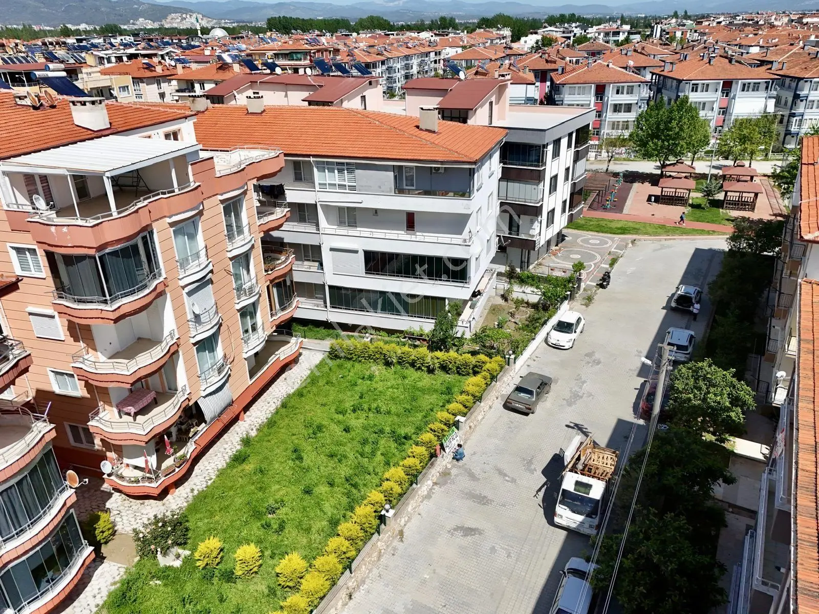 Akçay Aras Emlaktan Altınkum'da Geniş Balkonlu 2+1 Satılık Daire — fotoğraf 3