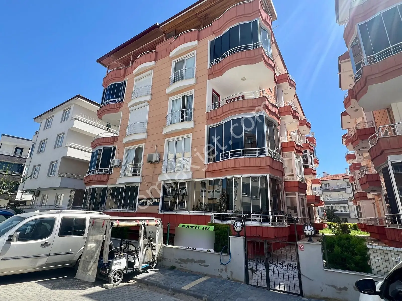 Akçay Aras Emlaktan Altınkum'da Geniş Balkonlu 2+1 Satılık Daire — fotoğraf 5