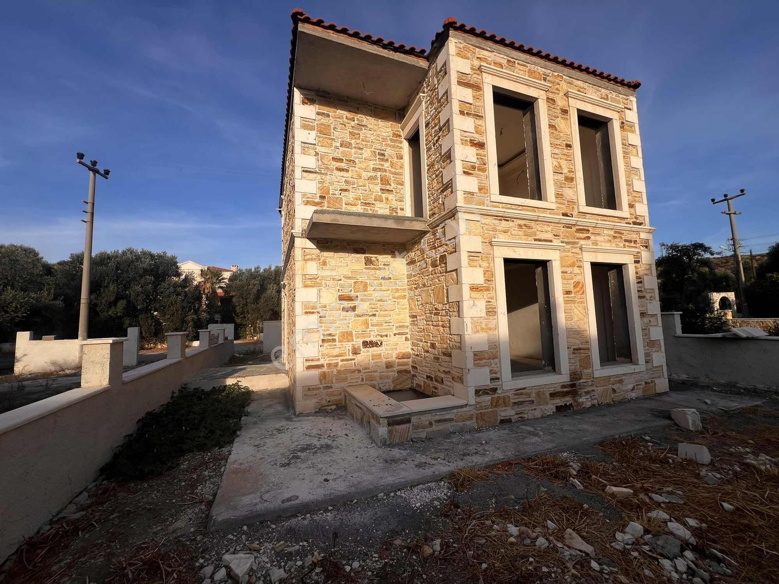 Foçada Denize Yakın 150 M² 4+1 Taş Villalar