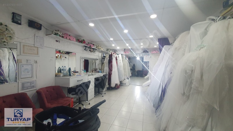 Hamam Sokağında Devren Kiralık 2 Adet Gelinlik Mağazası - Kuaför — fotoğraf 3