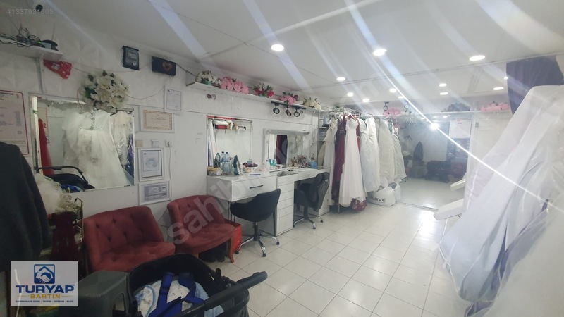 Hamam Sokağında Devren Kiralık 2 Adet Gelinlik Mağazası - Kuaför — fotoğraf 4