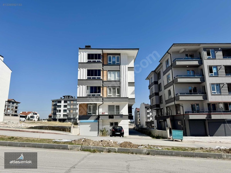 Atlas'tan Zafertepe'de (güney Cephe-cadde Üstü) Kiralık 2+1 — fotoğraf 2