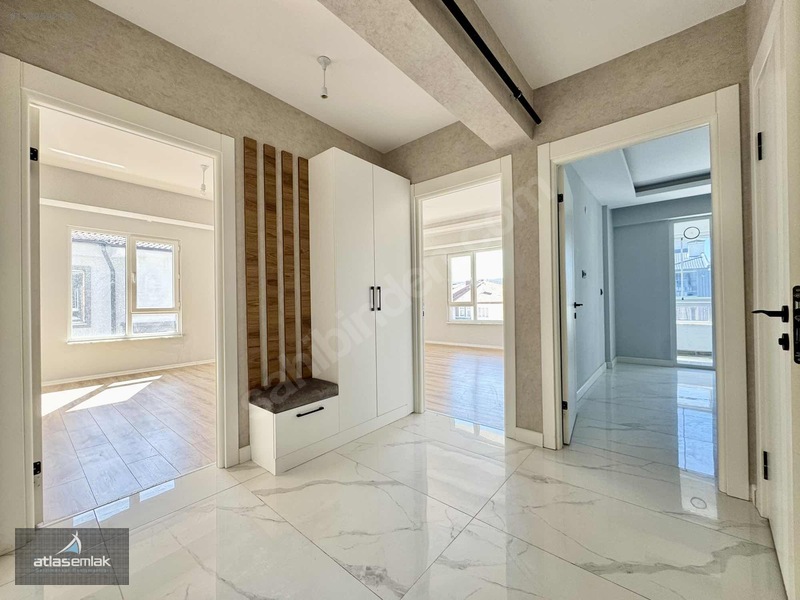 Atlas'tan Zafertepe'de (güney Cephe-cadde Üstü) Kiralık 2+1 — fotoğraf 8