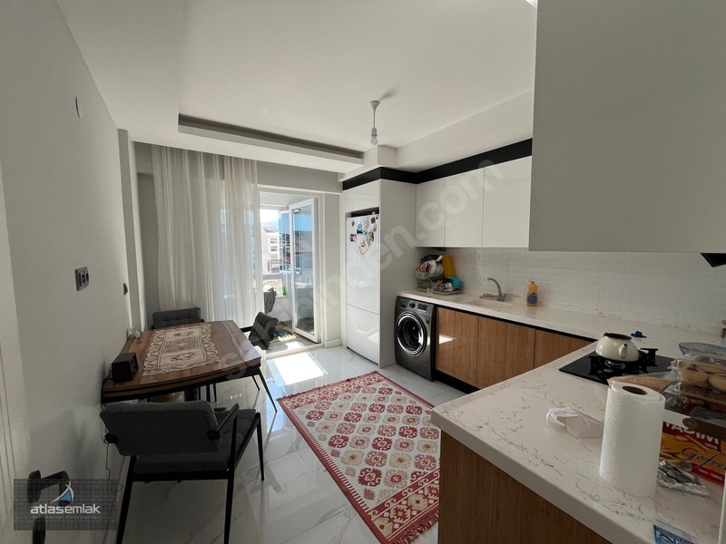 Atlas'tan Zafertepe'de (güney Cephe-cadde Üstü) Kiralık 2+1 — fotoğraf 13