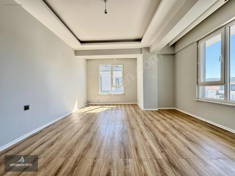 Atlas'tan Zafertepe'de (güney Cephe-cadde Üstü) Kiralık 2+1 — fotoğraf 21