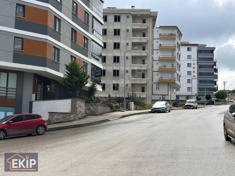 Ekin Emlak; Cadde Üzeri Köşe Konumlu Bahçeli Kiralık Dükkan
